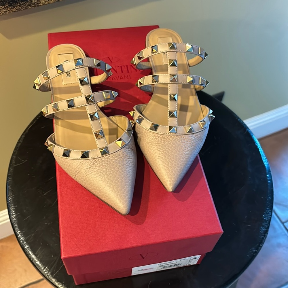 Valentino studs 100% authentic slide